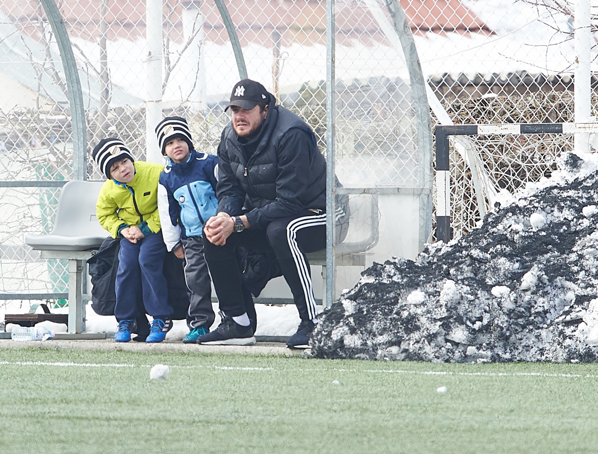 Nenad Lalatović sa sinovima tokom meča protiv Borca | FkCukaricki